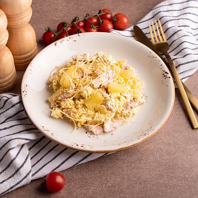 Салат с копченой курицей и ананасом