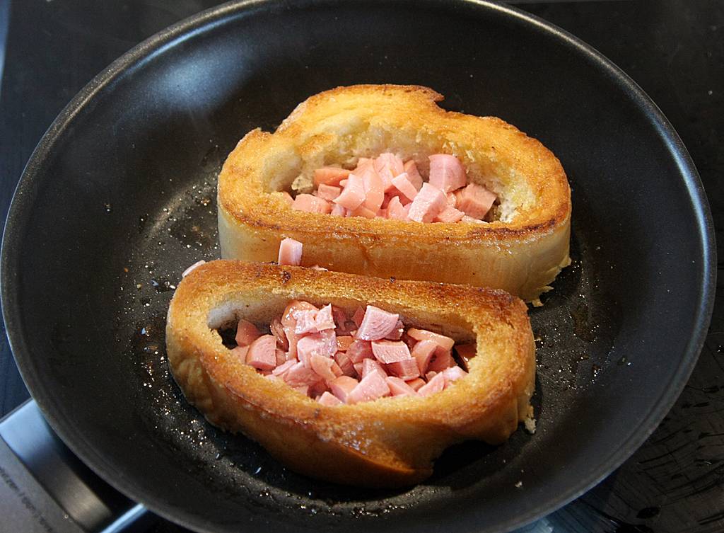 РЕЦЕПТ Горячие бутерброды с колбасой и яйцом (на сковороде) фото №8