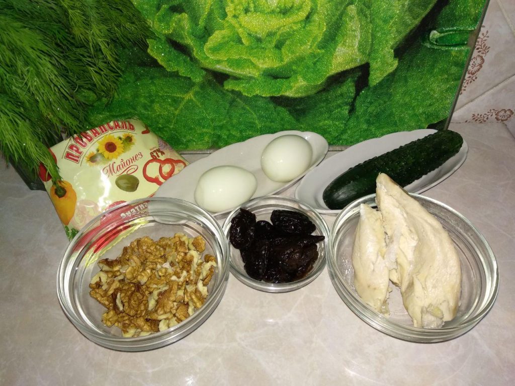 Салат с курицей, черносливом, грибами и огурцами: рецепт - Лайфхакер