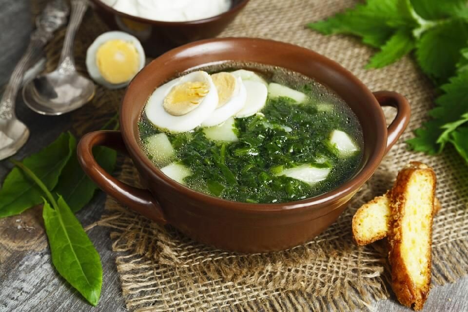 Легкий суп со щавелем и яйцом