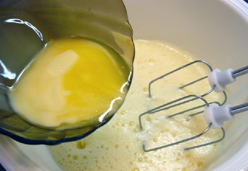 Растопленное сливочное масло. Взбитое растительное масло. Масло взбить с сахаром. Яйцо. Взбить яйца с сливочным маслом.