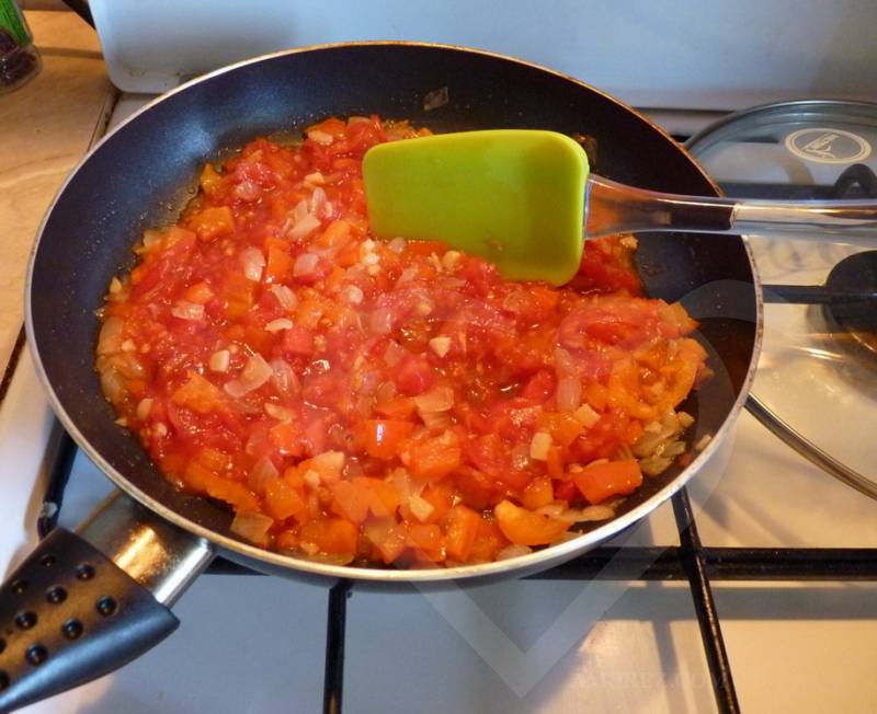 Овощи с томатной пастой на сковороде. Овощная зажарка. Лук пассированный с томатным пюре. Пассерованный лук с томатом. Пассированные лук и морковь с томатом.