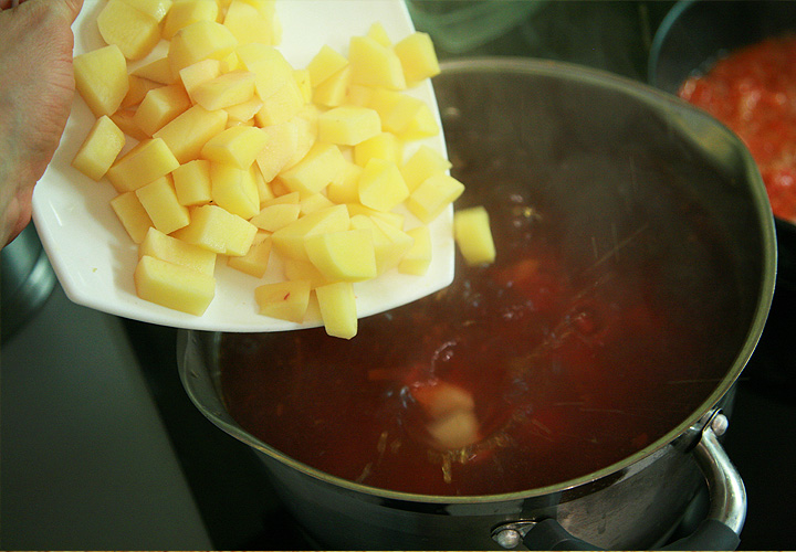 И варим 10 минут. Картошка варится в супе. Нарезанные овощи для щей. Добавить картошку в бульон. Нарезка овощей для супа.
