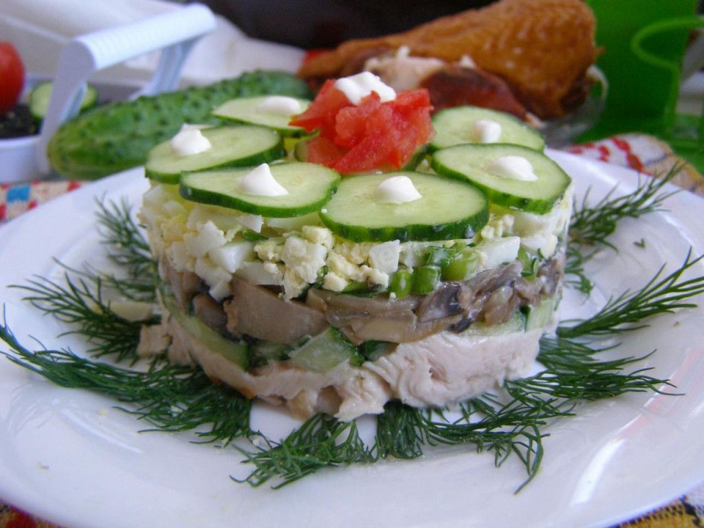 Слоеный салат с курицей и грибами - рецепт приготовления с фото от centerforstrategy.ru
