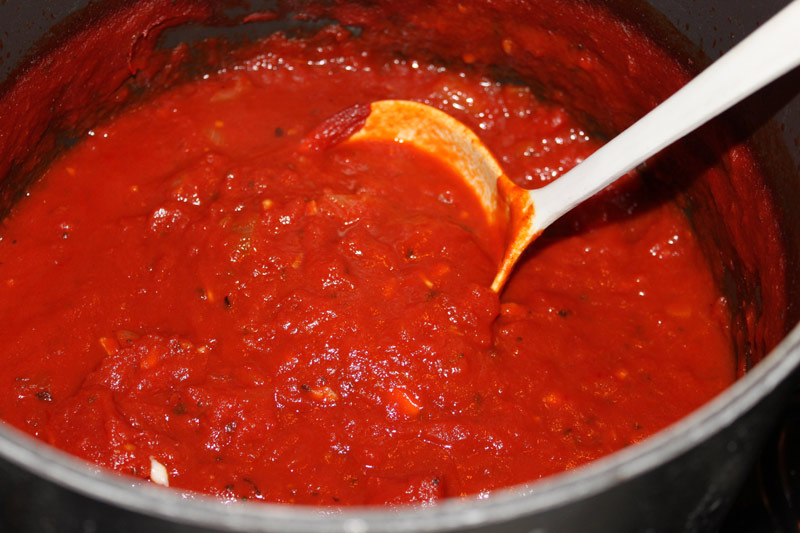 Томатная подлива без сметаны. Пассерование томатного пюре. Каннеллони в томатном соусе. Томатный соус. Паста с томатным соусом.